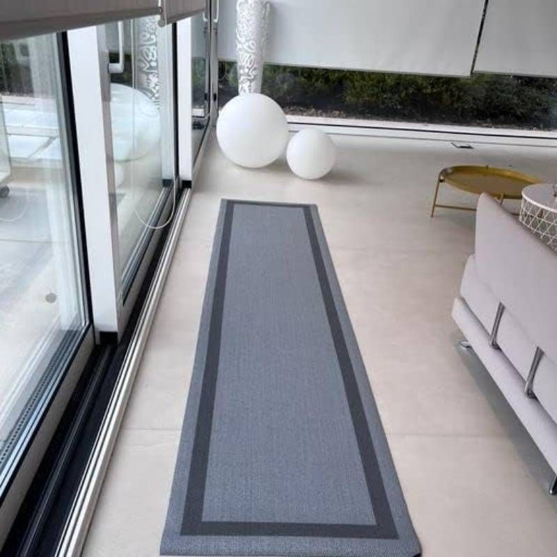 Alfombra de vinilo GRECA en formato alargado y color plata.