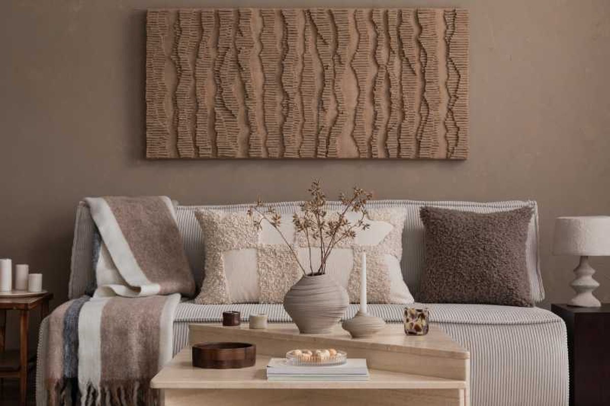 Salón acogedor en tonos beiges.