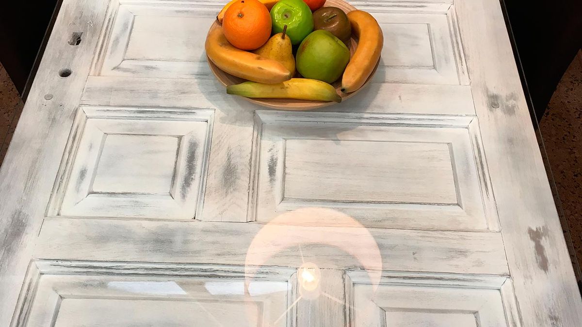 Reciclar puerta de madera para hacer una mesa paso 9