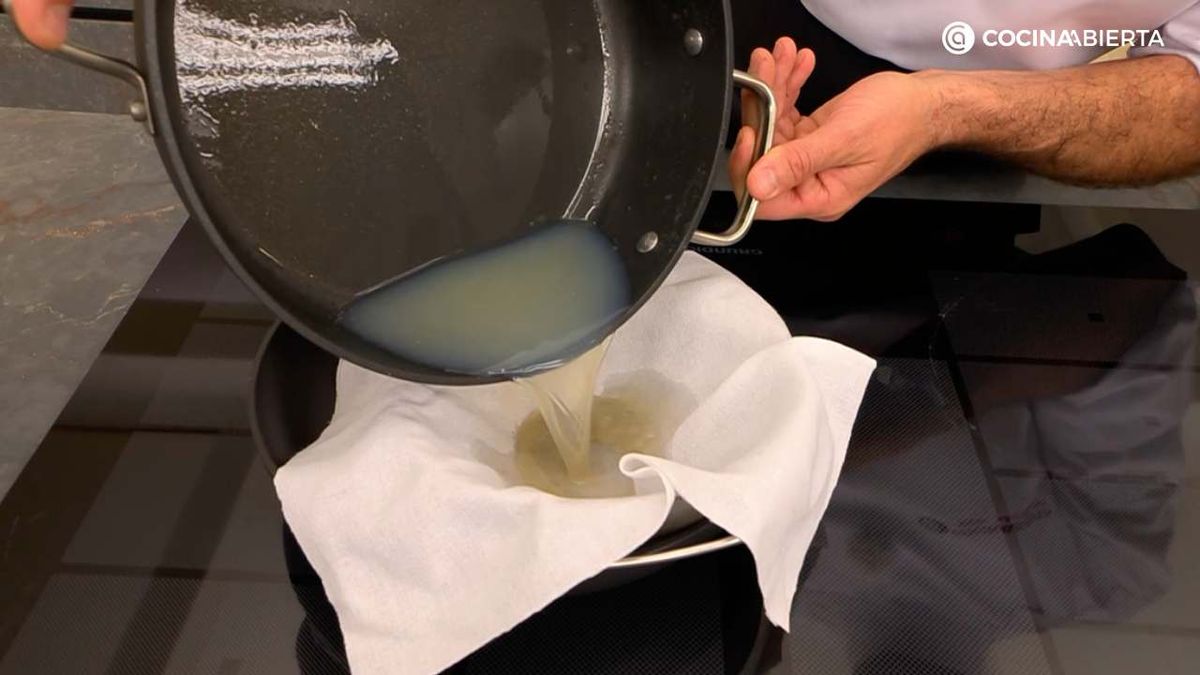 Cuela el jugo que hayan soltado los mejillones