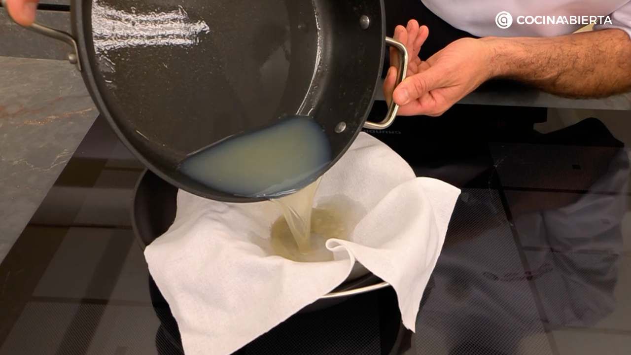 Cuela el jugo que hayan soltado los mejillones