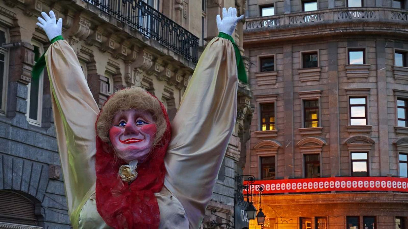 Las txosnas son el alma de la Aste Nagusia de Bilbao, protegidas siempre por Marijaia