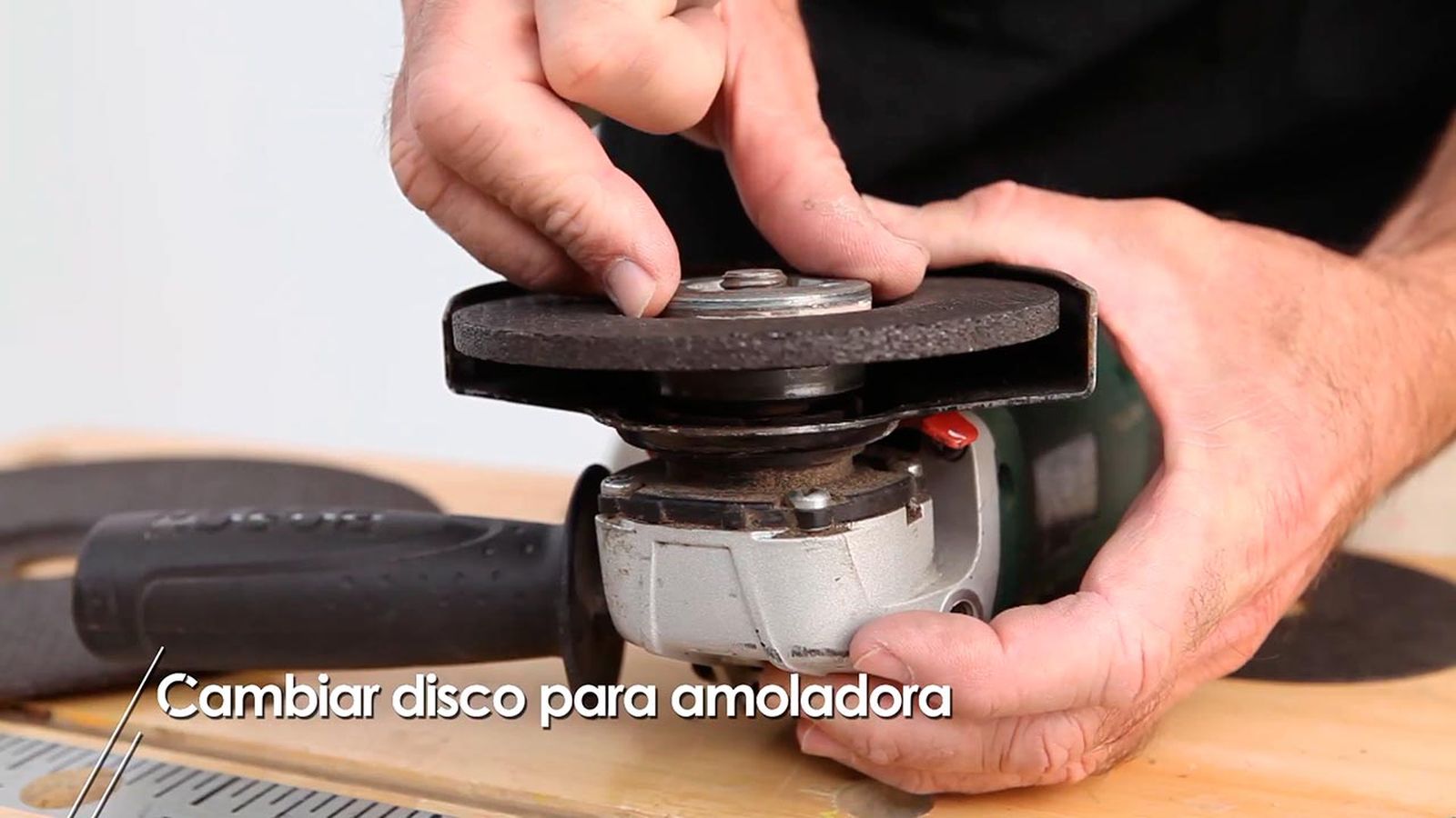 Como se coloca el disco en la amoladora paso 6