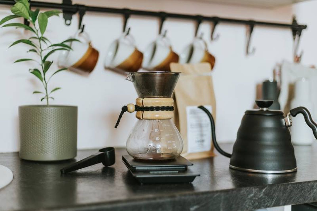 Rincón de café con decoración sencilla y moderna.
