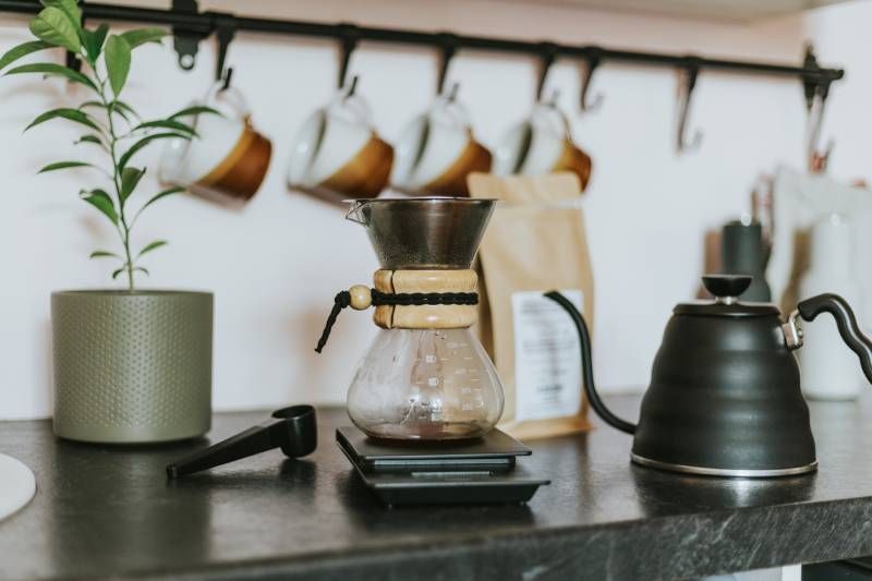 Rincón de café con decoración sencilla y moderna.