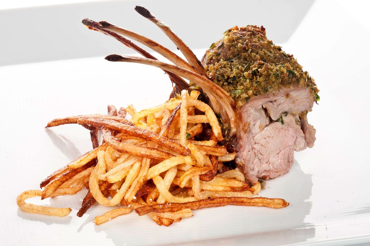 1312 Carré de cordero con costra de hierbas y patatas paja (496) xl