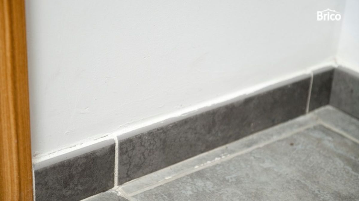 Zócalo cerámico en color gris