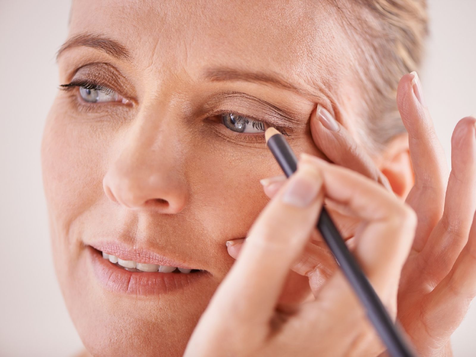 Maquillaje natural de ojos a partir de los 50
