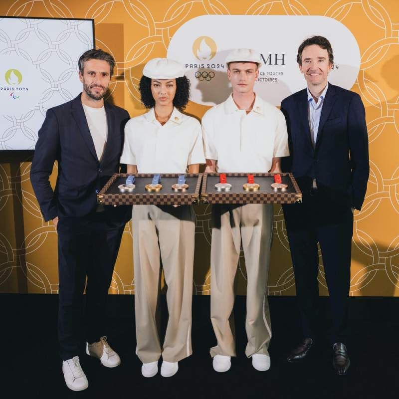Presentación de los trajes de los portadores de medallas de los Juegos Olímpicos 2024