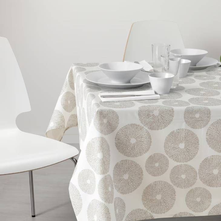 Mantel antimanchas gris con estampado clásico de círculos.