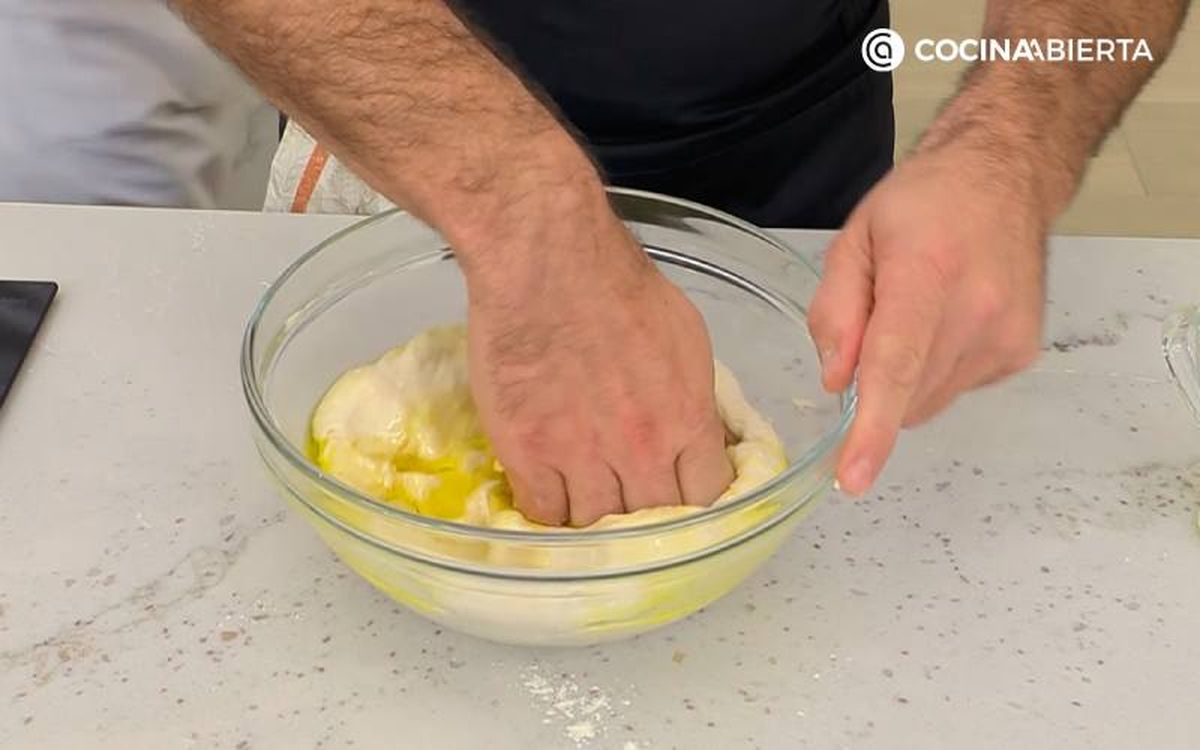 Vierte el aceite sobre la masa y amasa