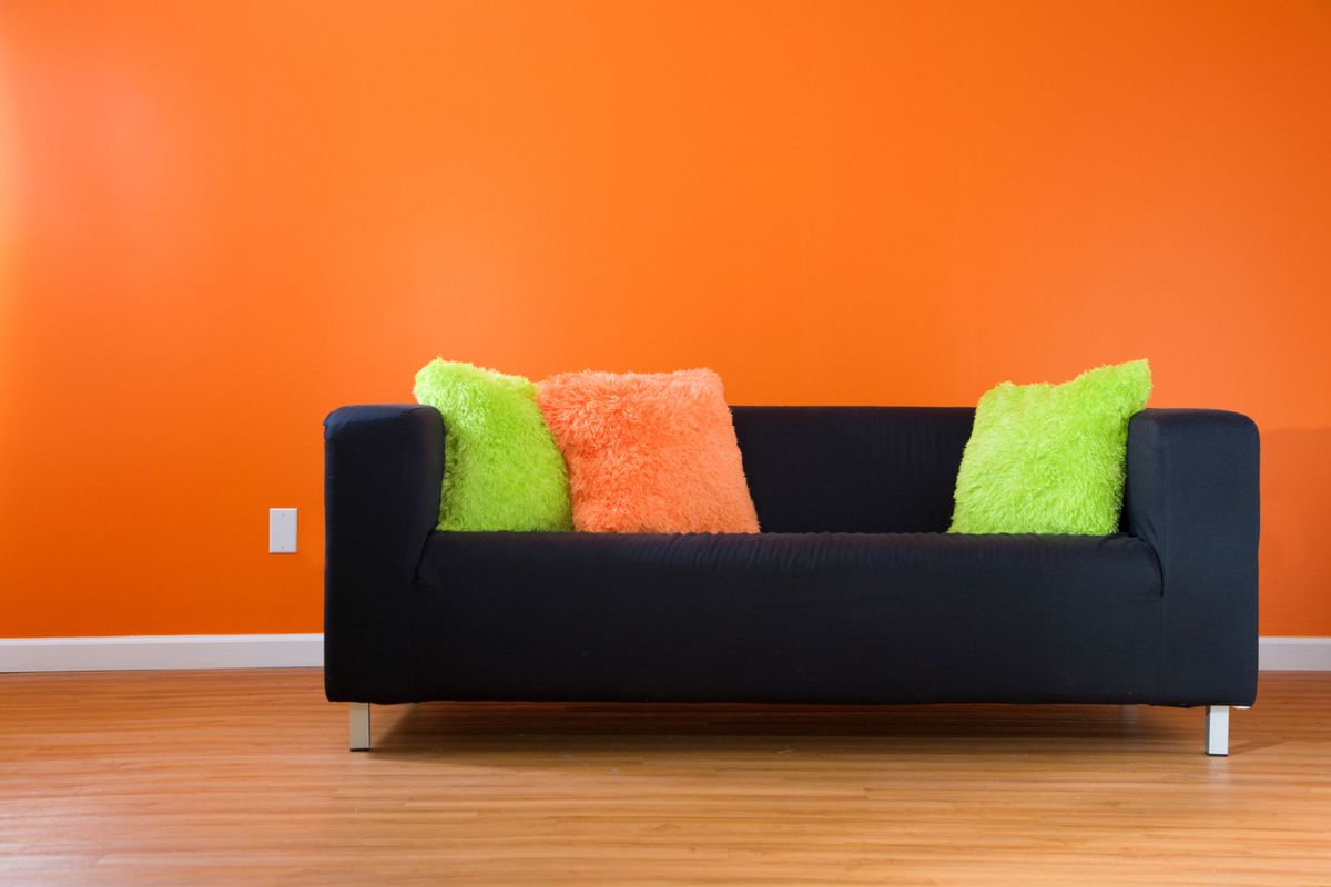 Cómo combinar un sofá negro 6