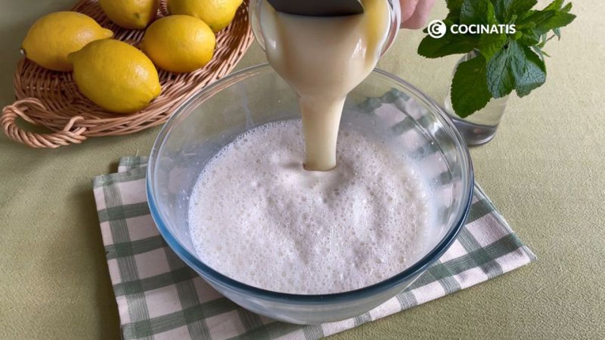 Agregamos la leche condensada a la mezcla de leche y queso crema