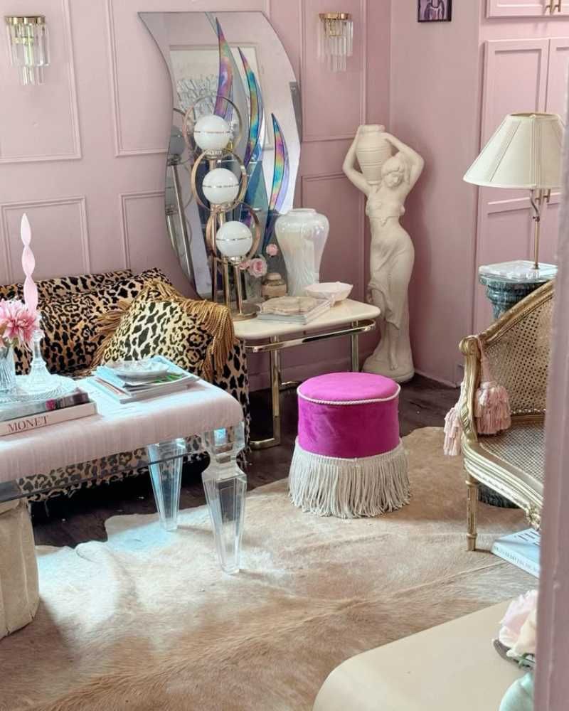 Salón retro-glam colorido con un toque pop.
