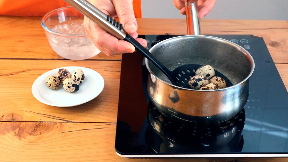 Huevos de codorniz rebozados con almendra  paso 1