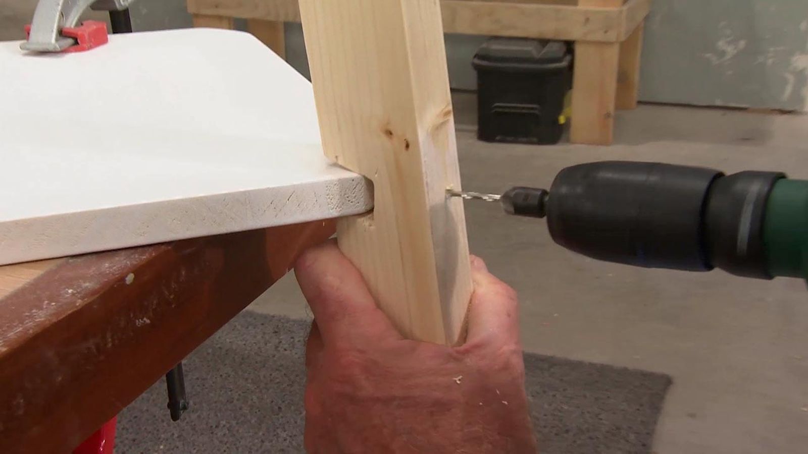 Como hacer un perchero de pie de madera paso 10