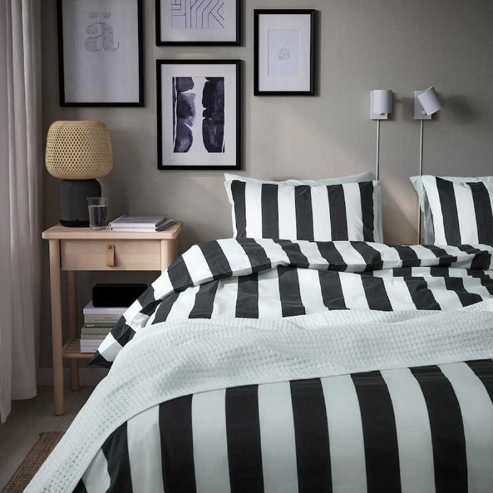 Dormitorio con la funda nórdica de rayas blancas y negras SLÅNHÖSTMAL.