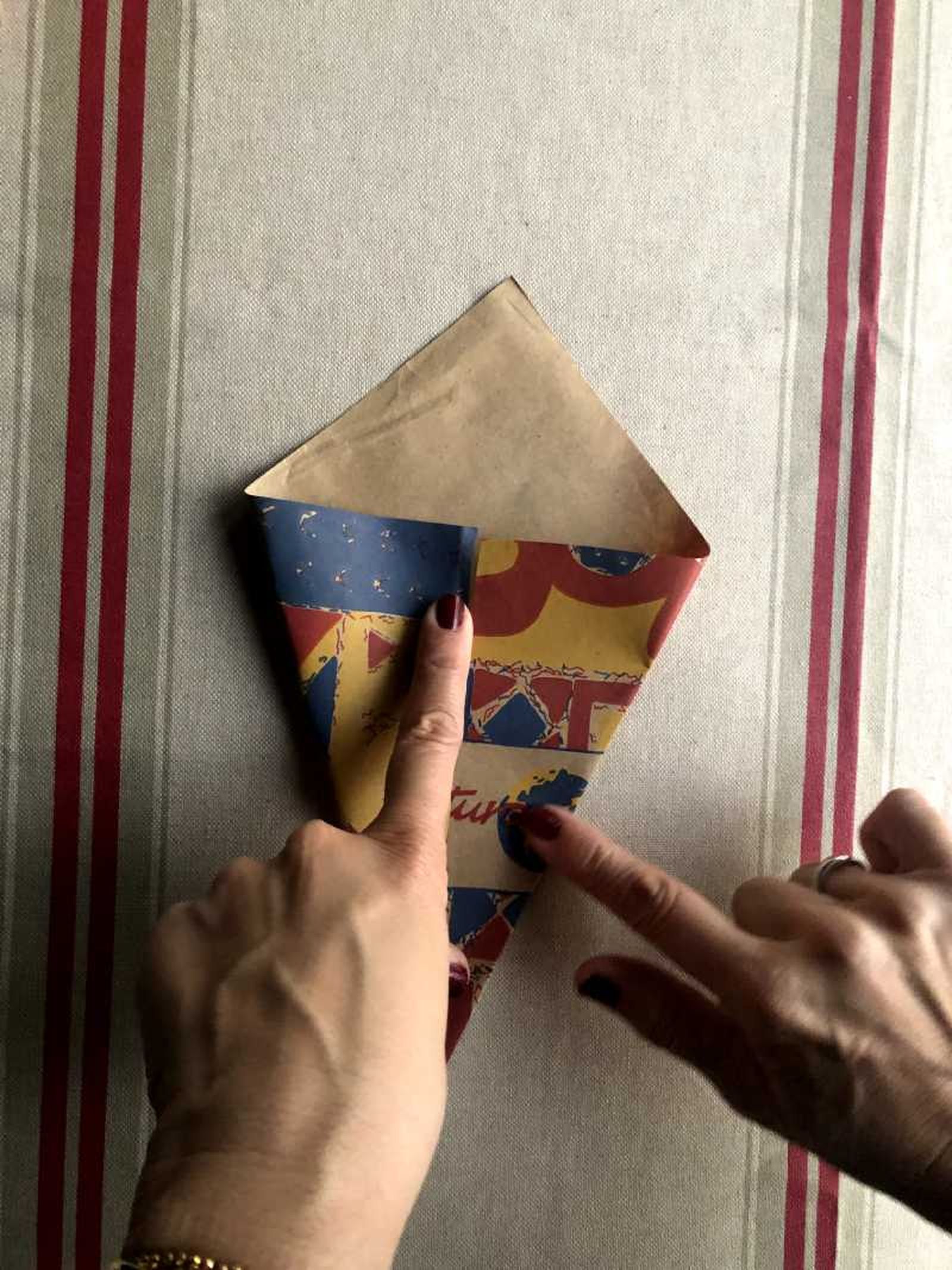 Primer paso para hacer un sobre de papel kraft.