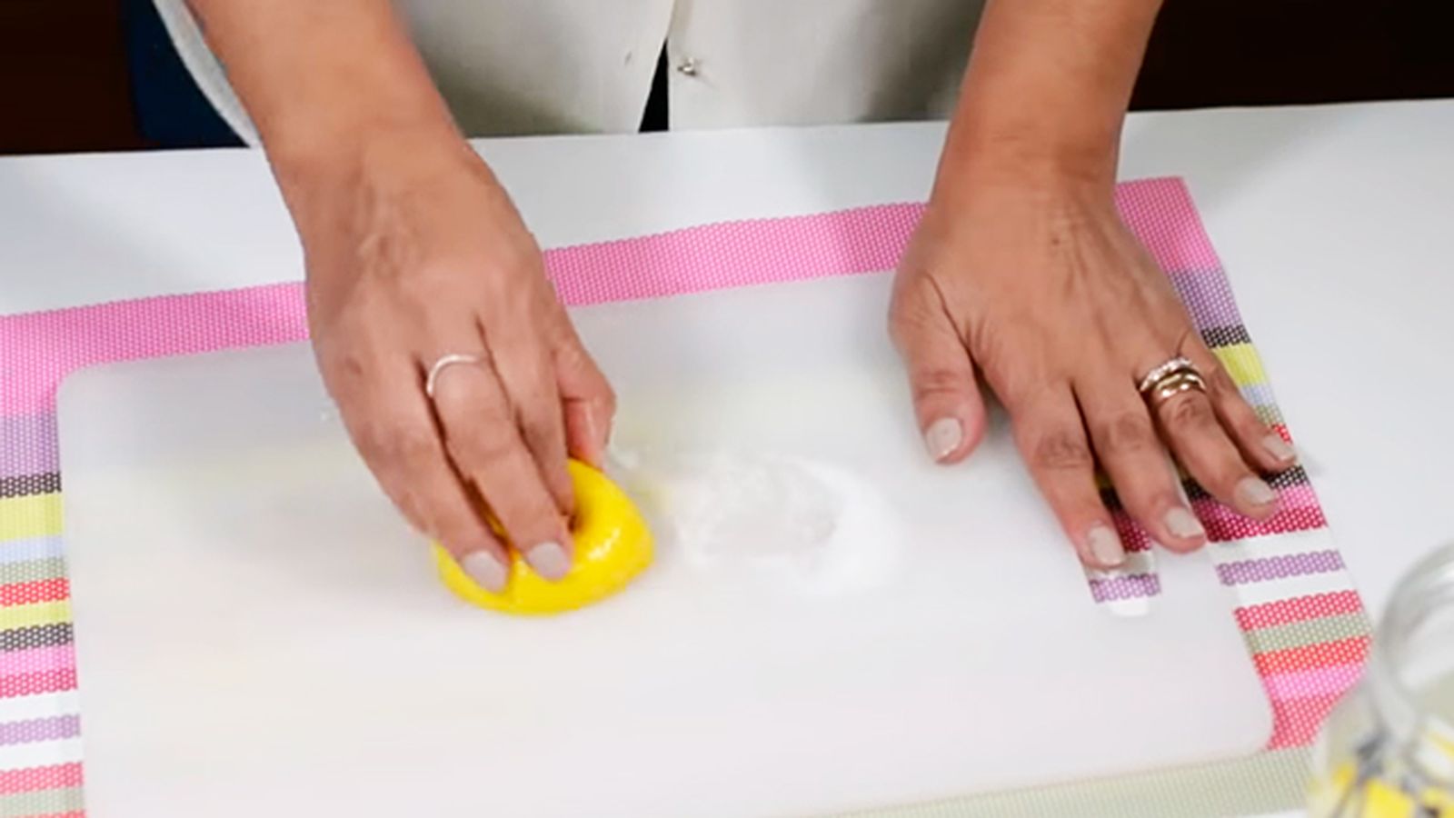 diez formas usar limon para limpiar la casa limpiar desinfectar tabla cortar alimentos