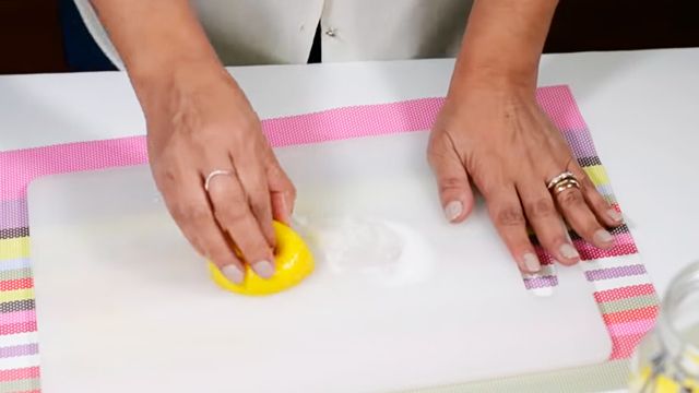 diez formas usar limon para limpiar la casa limpiar desinfectar tabla cortar alimentos