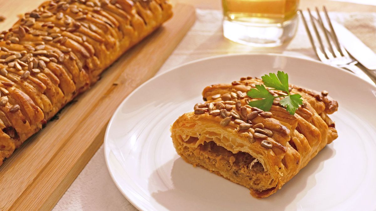 Hornea a 200 °C hasta dorar y disfruta de esta deliciosa trenza de hojaldre con langostinos y puerros