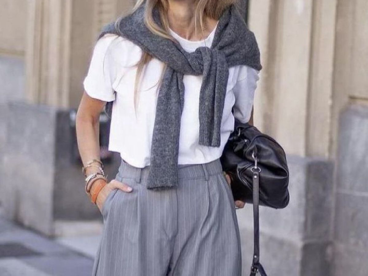 Combinación de color gris con camiseta blanca
