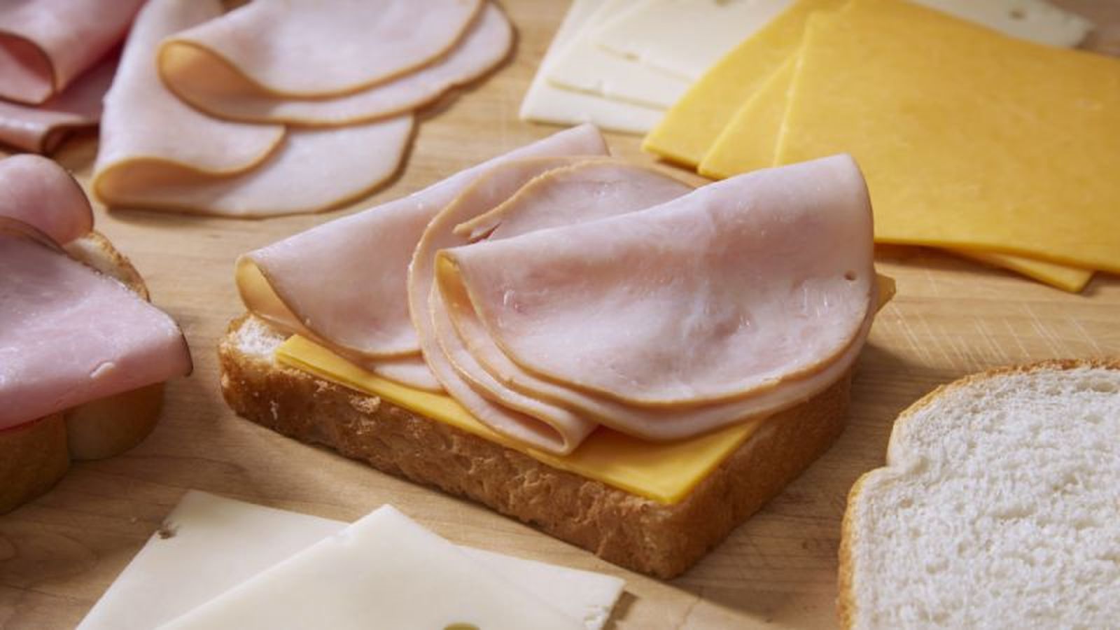 Lonchas de pavo sobre una rodaja de pan con queso