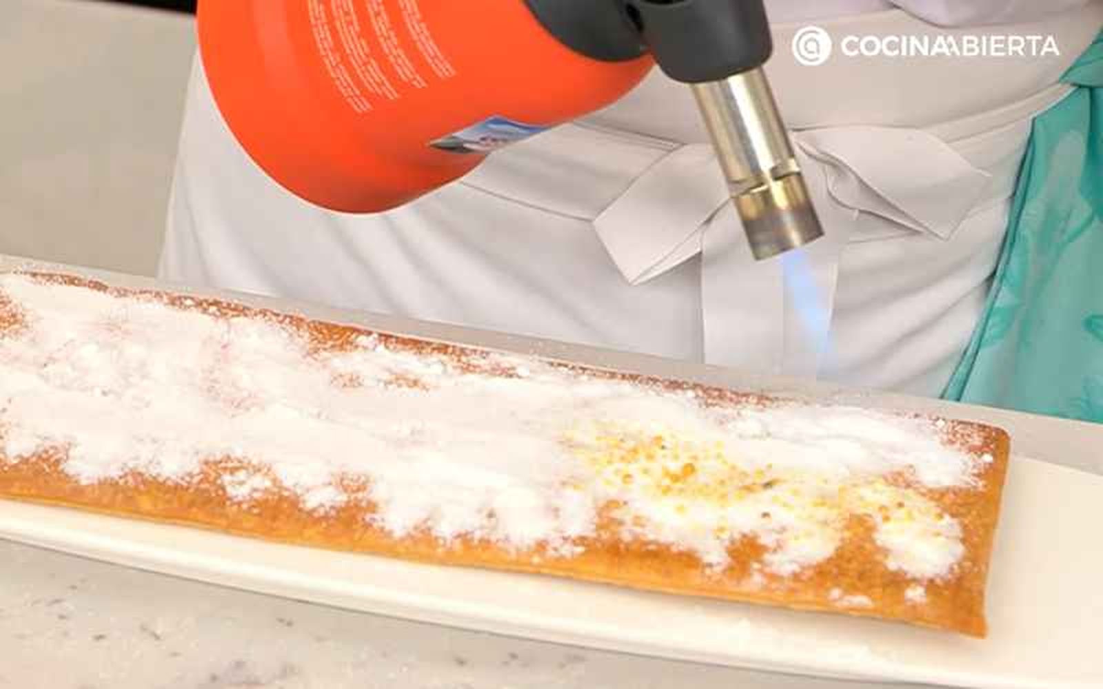 Carameliza la superficie con un soplete de cocina