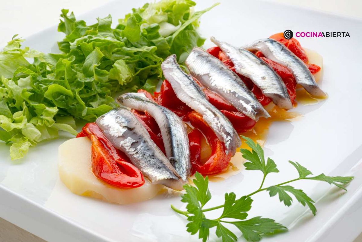 Receta paso a paso: desde marinar las anchoas hasta cocinar los pimientos