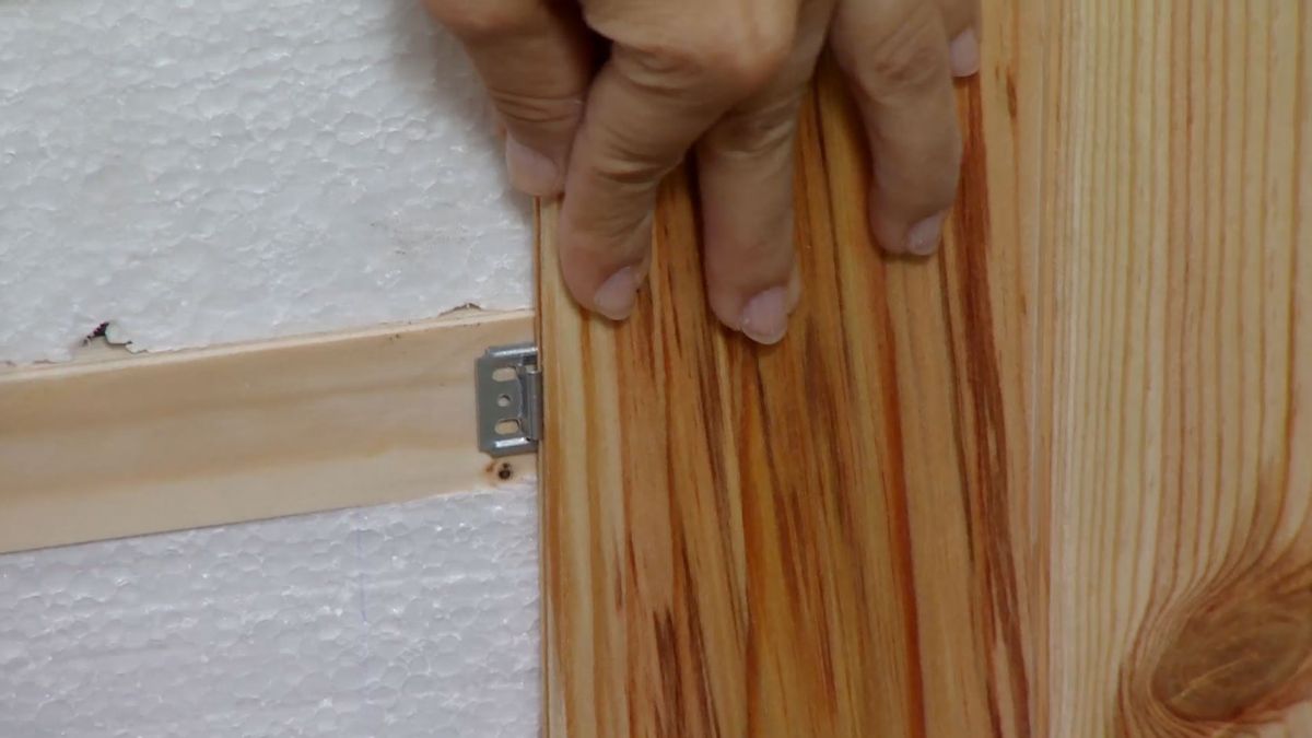 Aseo con friso de madera blanco paso 5