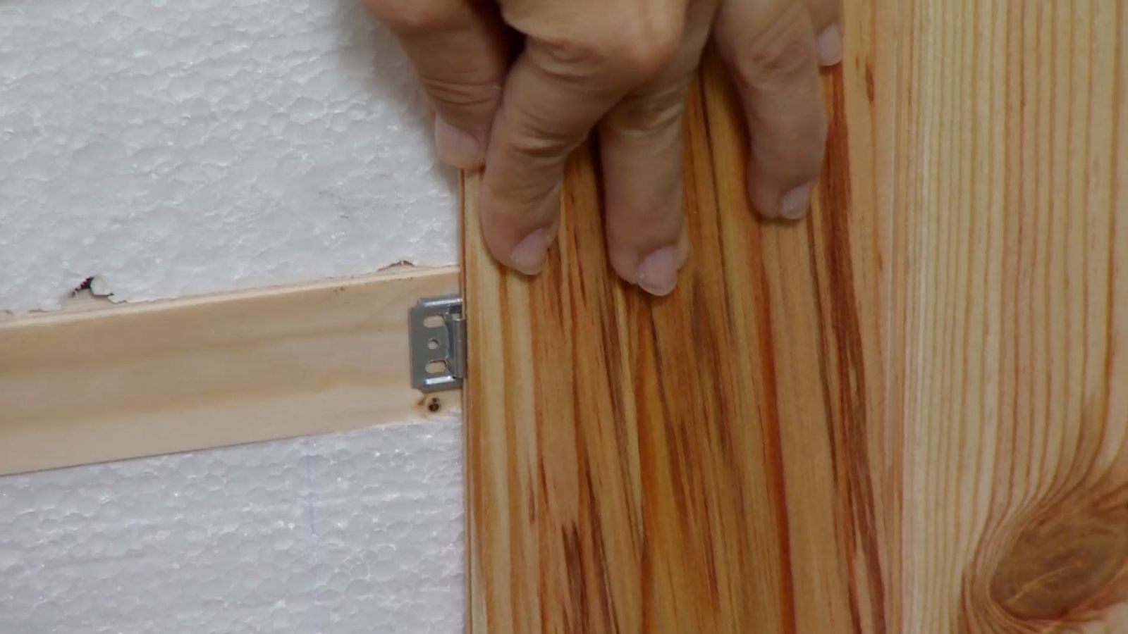 Aseo con friso de madera blanco paso 5