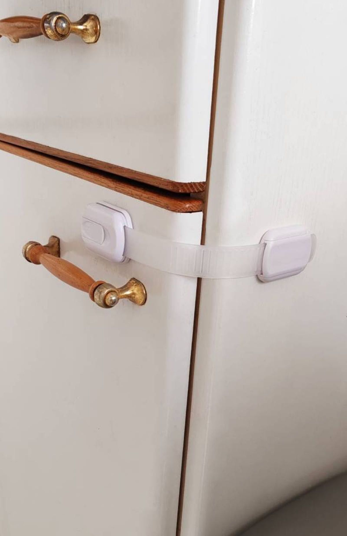 Armario de la cocina con cierre de seguridad a prueba de gatos.