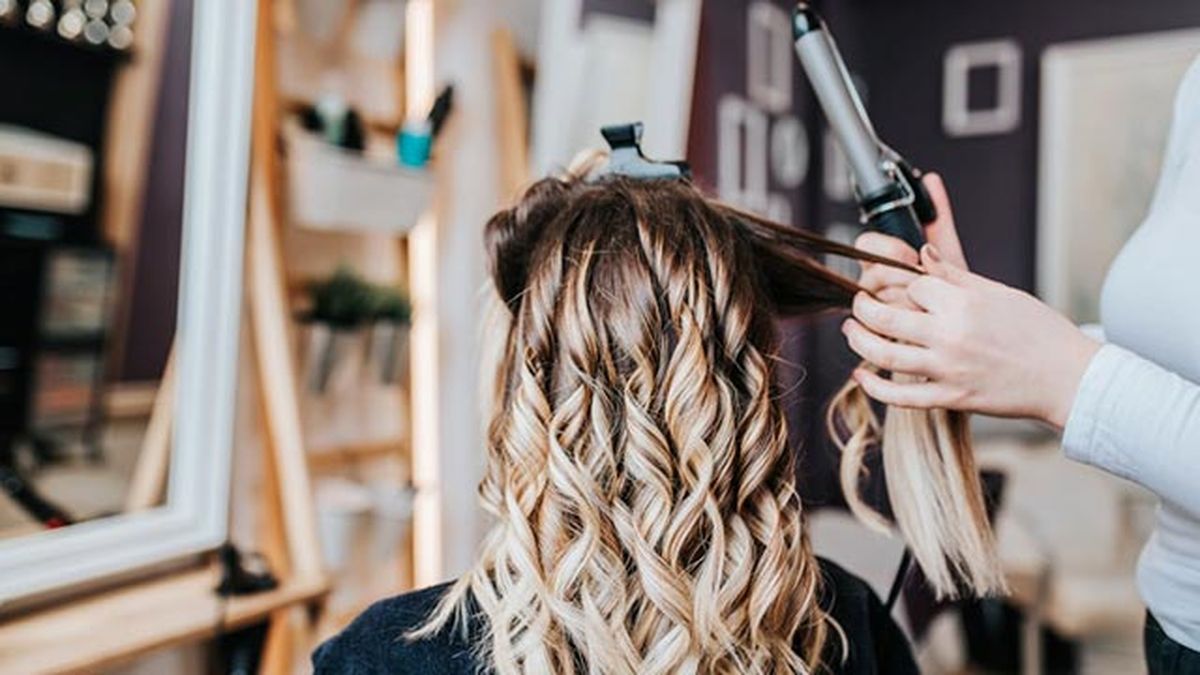 como rizar el pelo corto y darle mas volumen tenacillas