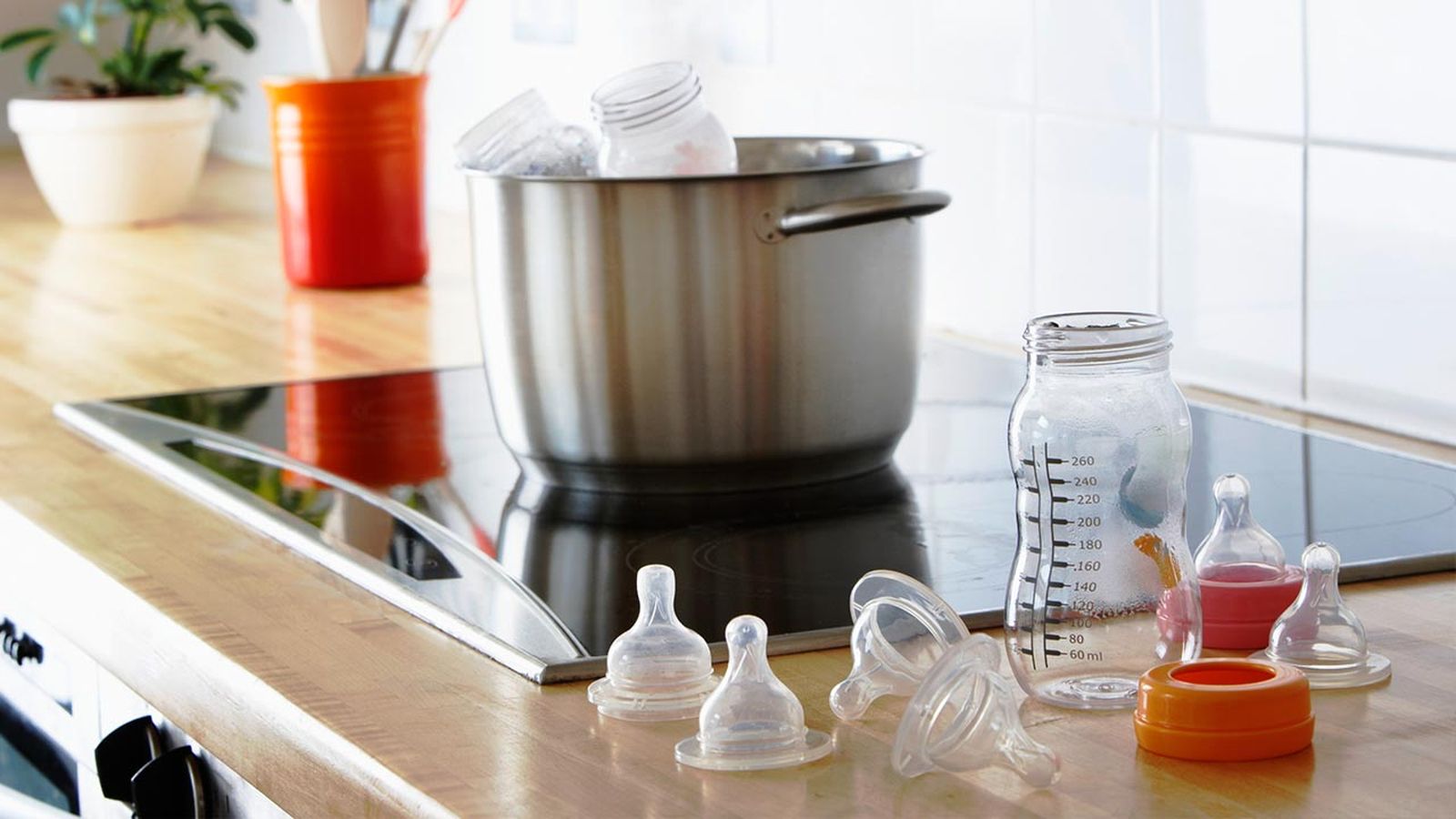 como limpiar esterilizar biberones tetinas chupetes con agua hirviendo