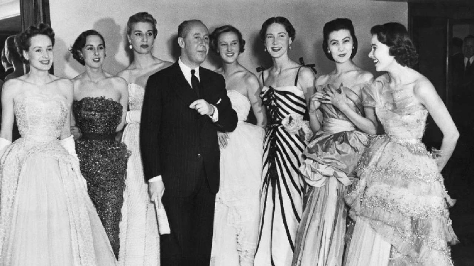 Christian Dior tras un desfile en 1950
