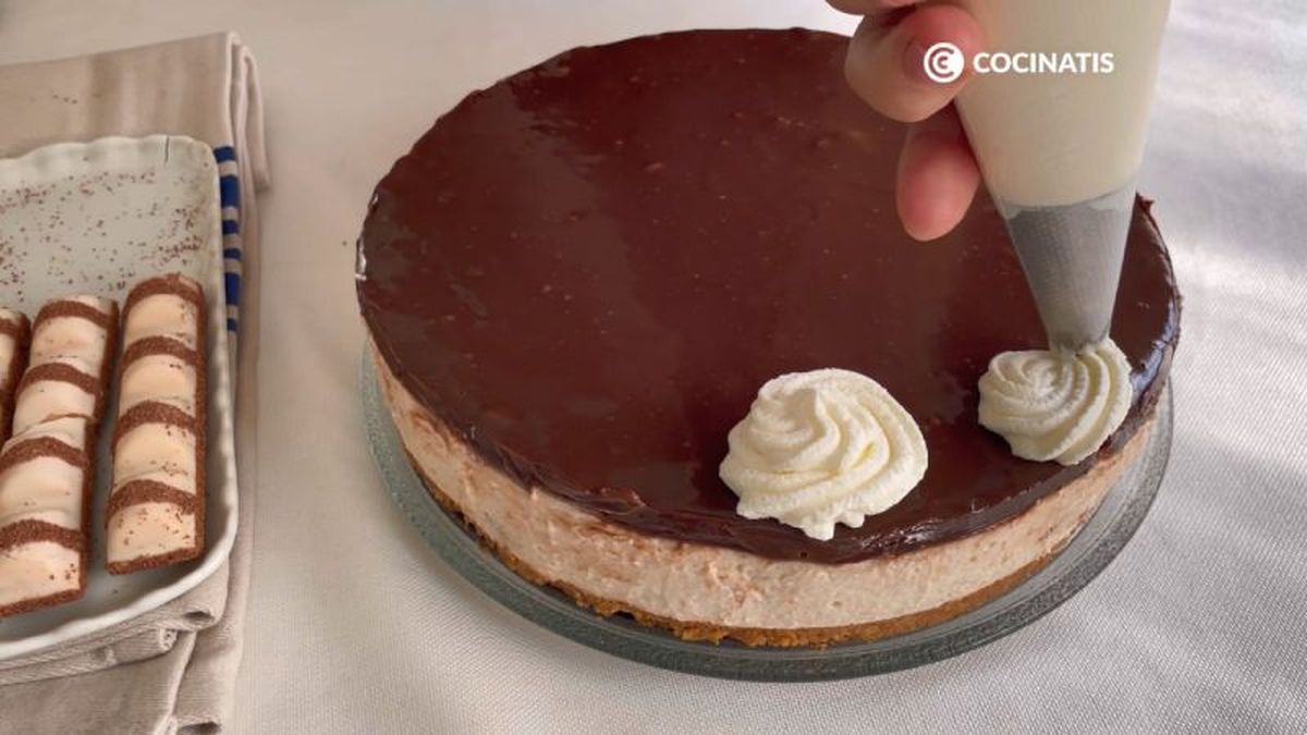 Decoramos la tarta con nata montada