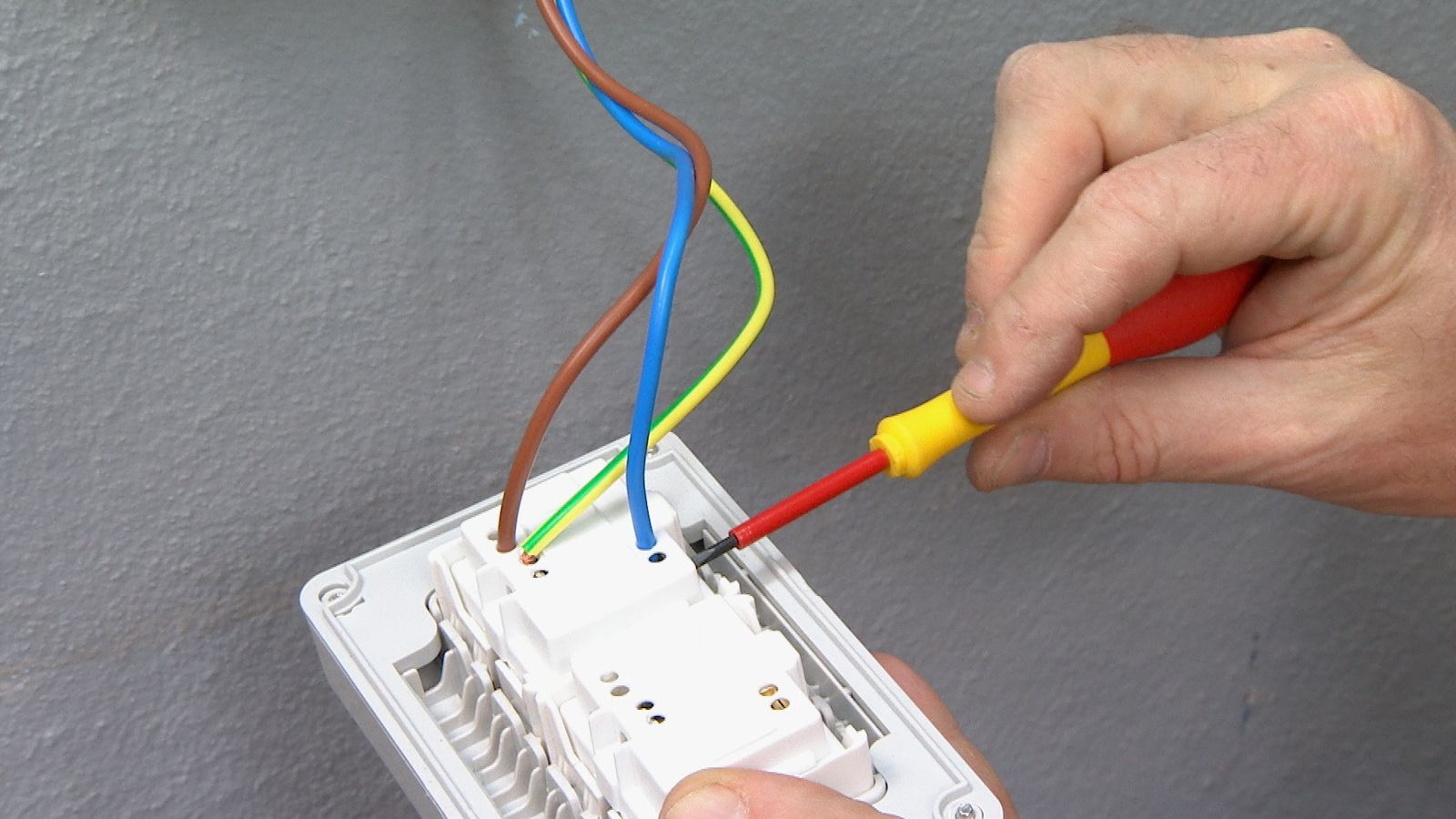 Instalación eléctrica de superficie paso 11