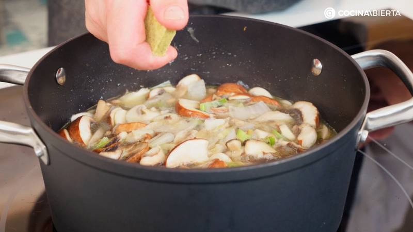 Cubre con agua y añade Avecrem Vegetal de Gallina Blanca
