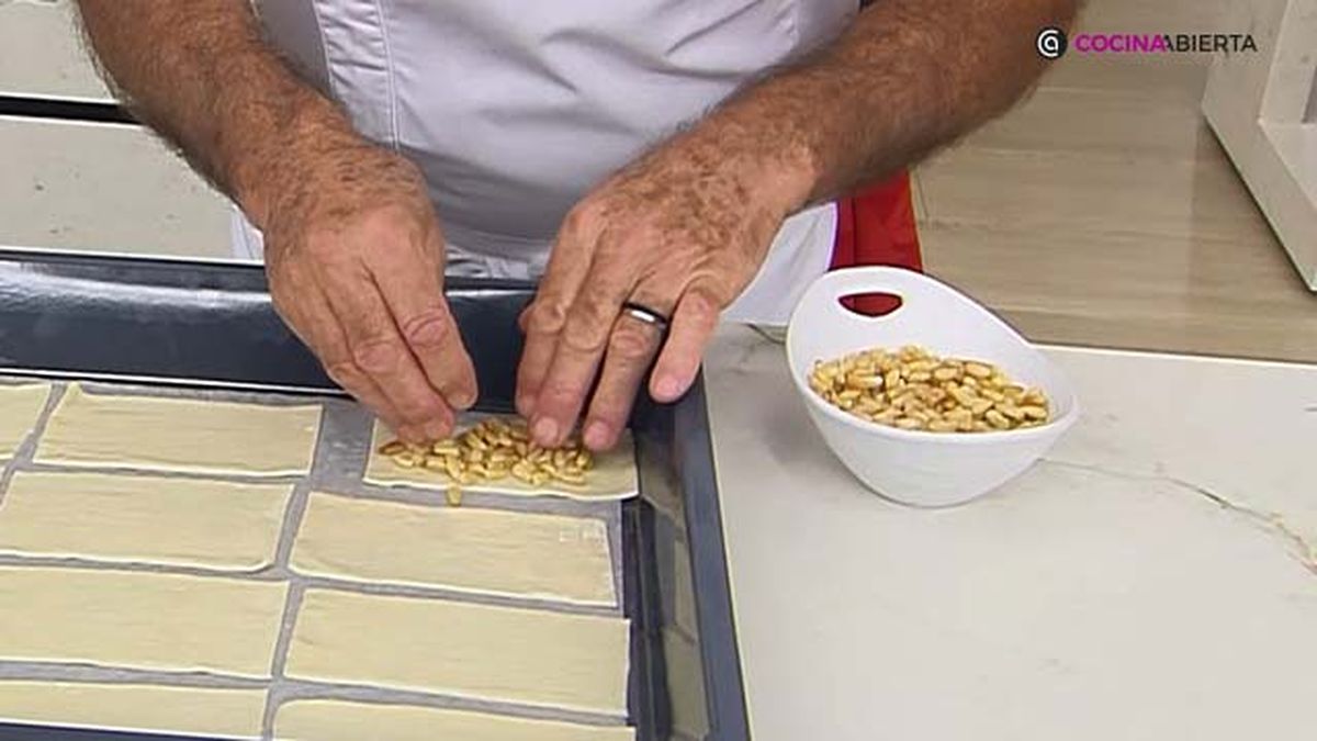 KARL70180322 receta pastelitos hojaldre pinones paso 4