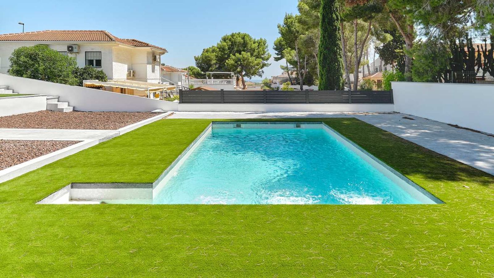 Piscina en el jardín