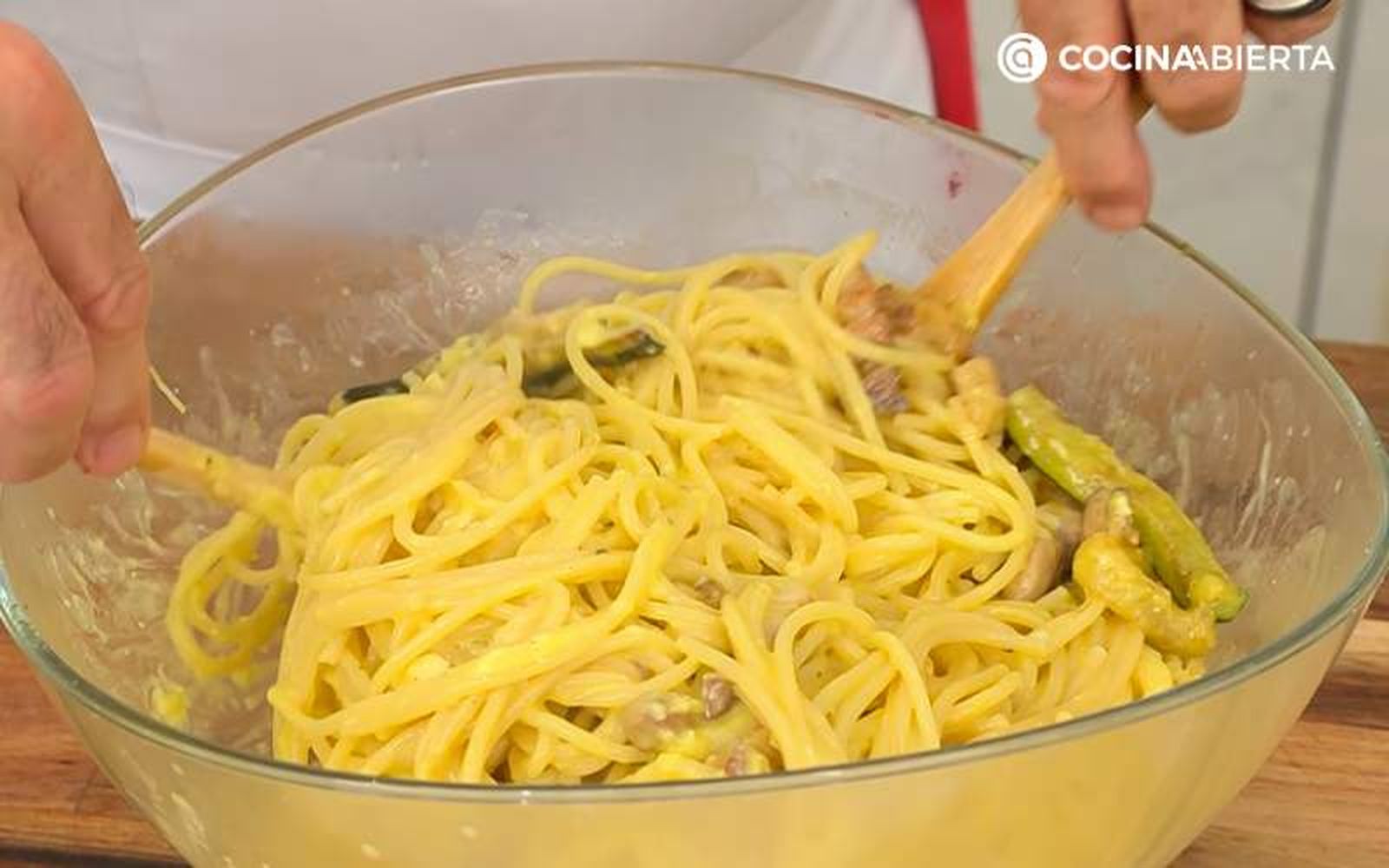 Mezcla todos los ingredientes en un bol