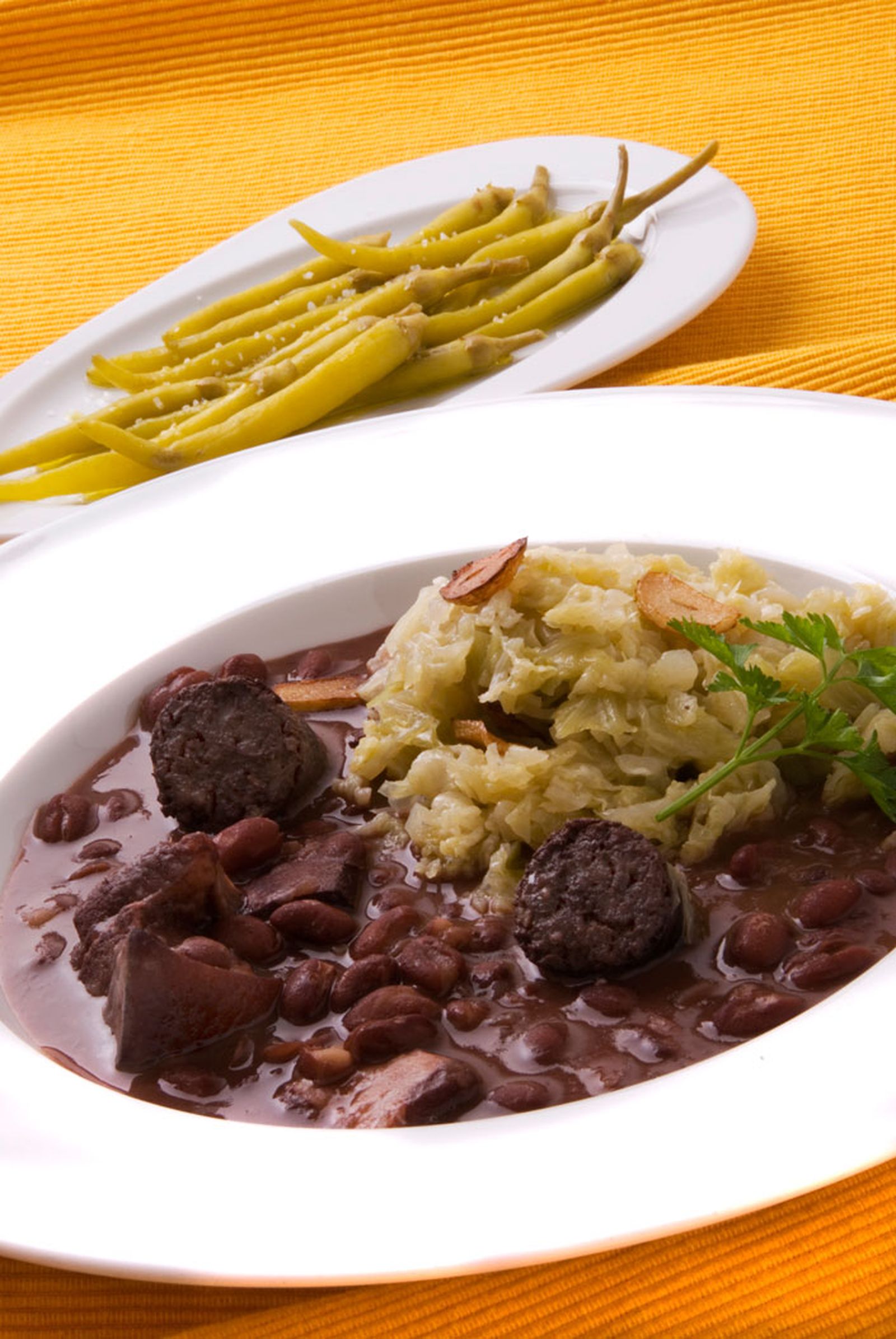 Alubias negras con berza y morcilla