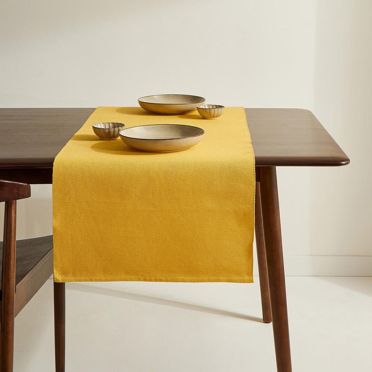 Camino de mesa liso en color amarillo mostaza Field 23.