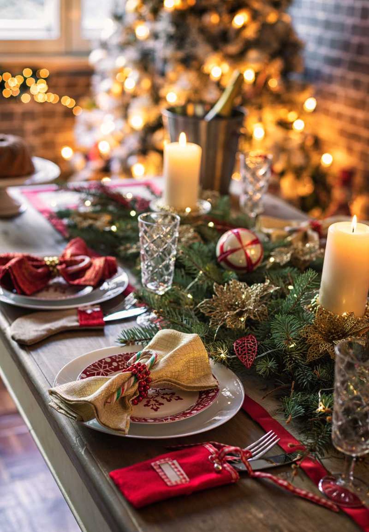 Mesa de Navidad elegante en blanco, rojo y dorado.