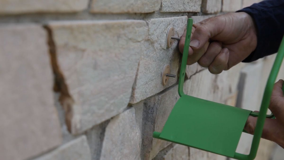 Cómo colocar un tornillo adhesivo paso 4