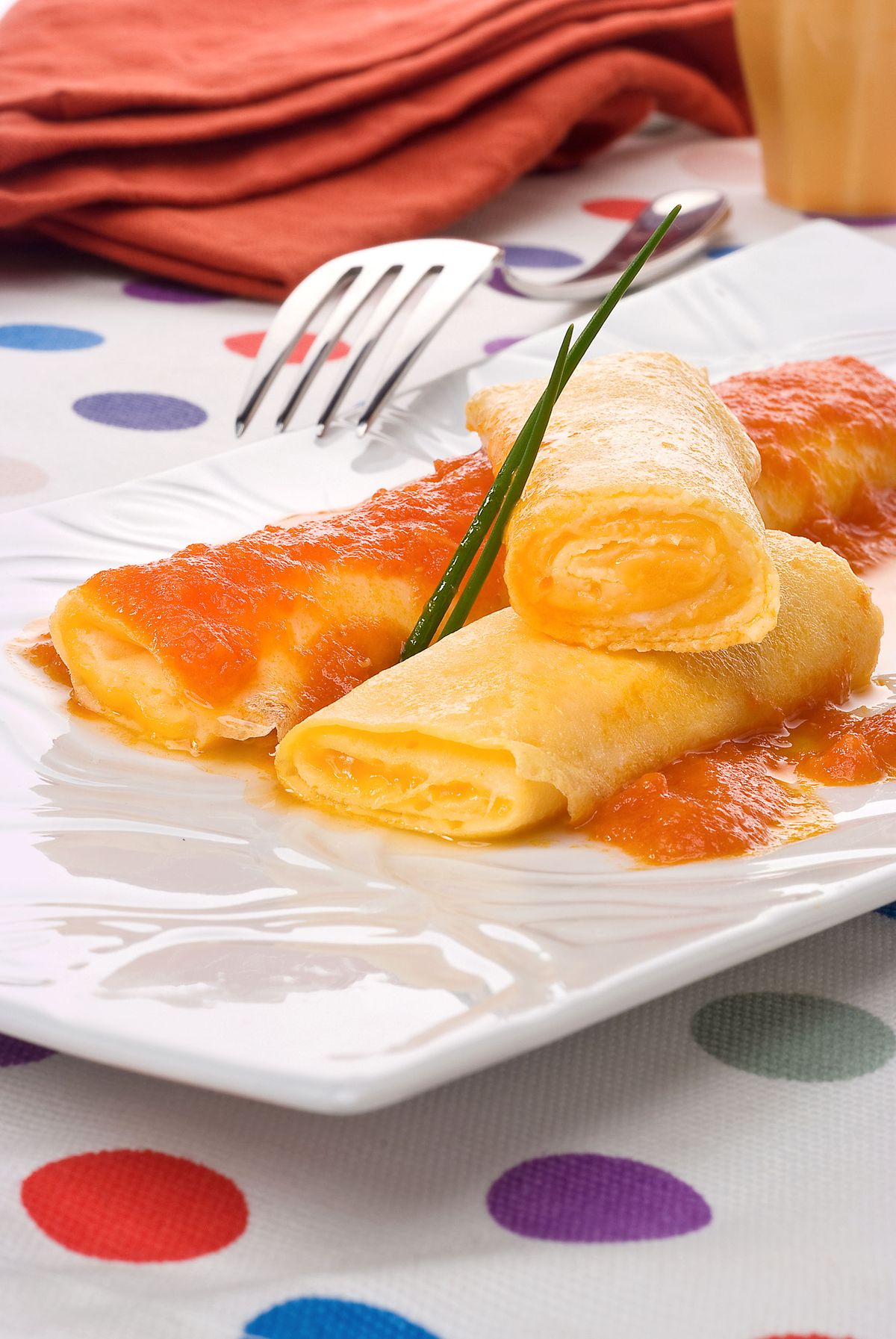 Rollitos de tortilla y queso con tomate