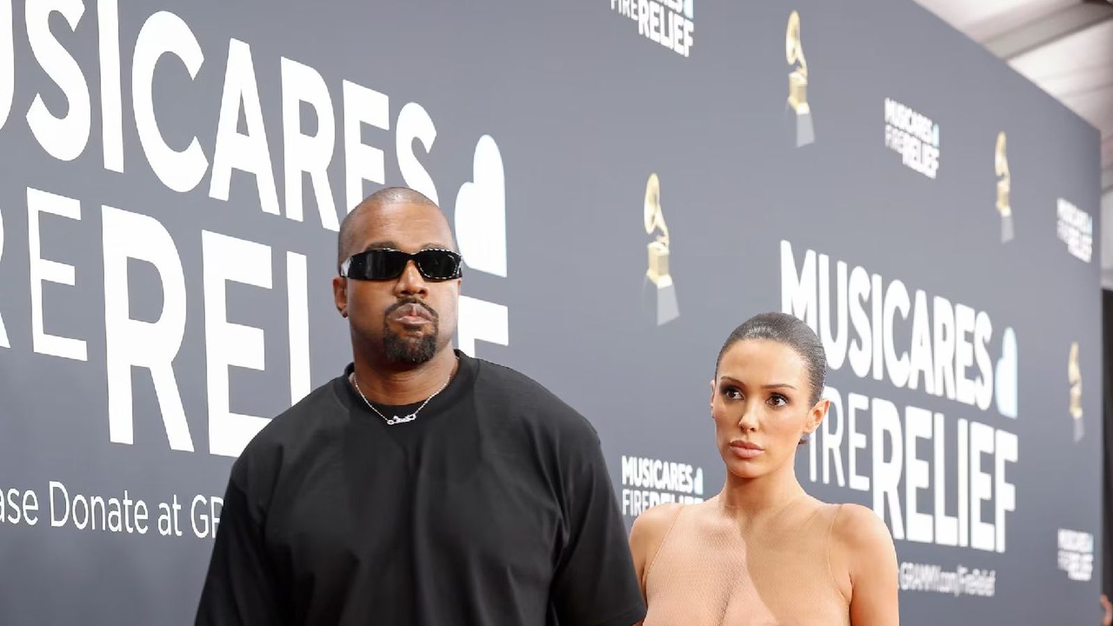 Bianca Censori y Kanye West en la alfombra roja de los Grammy 2025