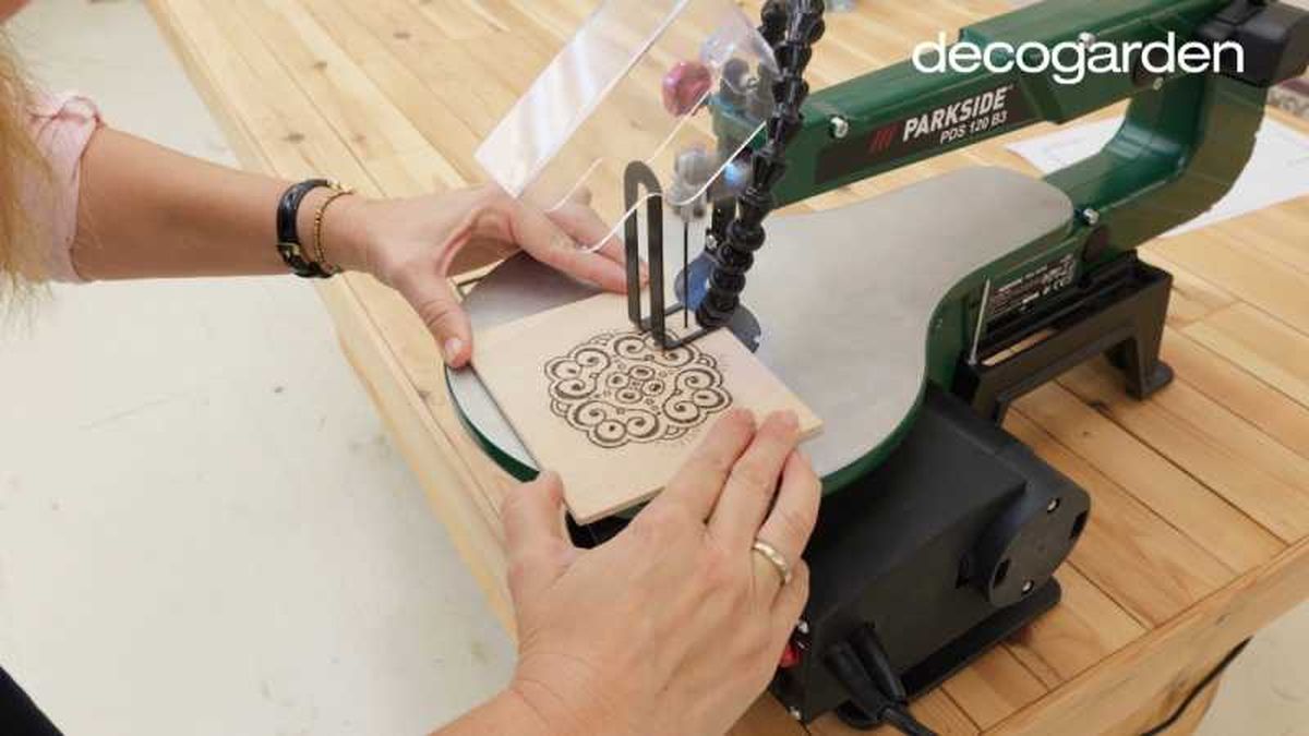 Cortar el diseño hecho con pirógrafo.