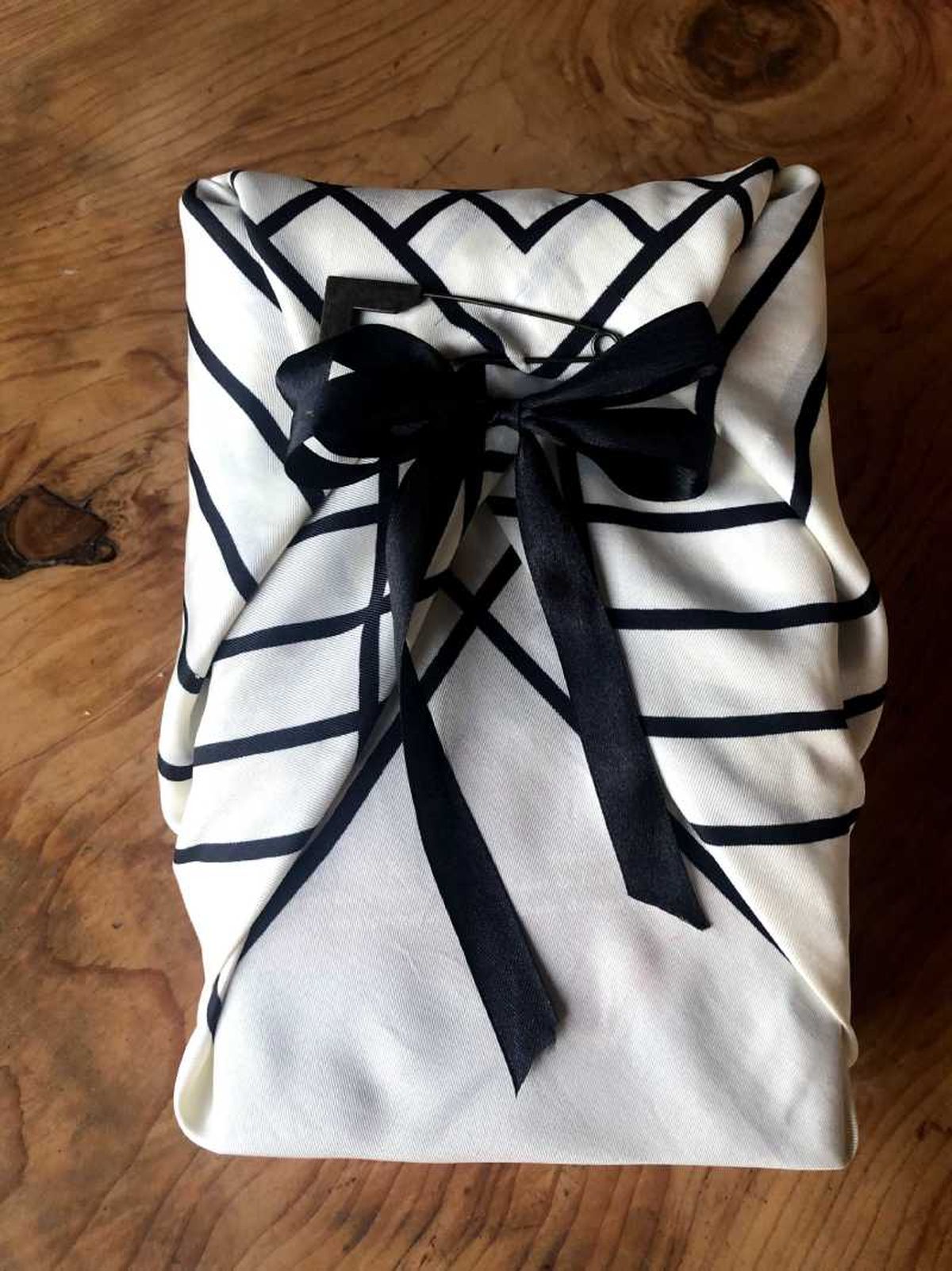 Envolver un libro en tela furoshiki.