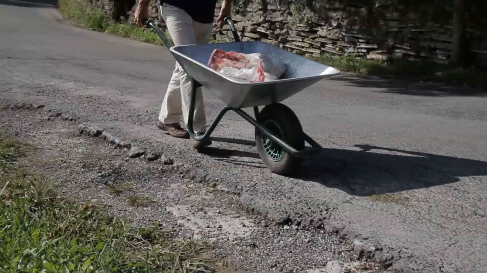 Cómo reparar pinchazo en la cámara de una rueda
